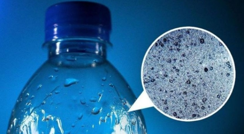 El problema de los microplásticos en el agua embotellada