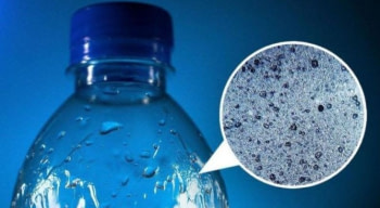El problema de los microplásticos en el agua embotellada
